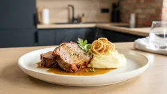 Šťavnatá vepřová sekaná ve slanině s krémovou kaší a křupavou cibulkou