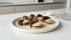 Išelské dortíčky s rybízovou marmeládou: křehké, lesklé a krásně se rozleží