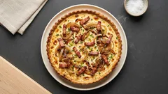 Cibulový koláč s ricottou a slaninou: křupavý okraj, krémová náplň