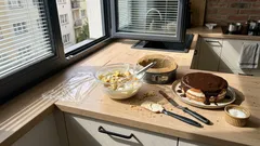 Smetannik: vláčný smetanový dort se zakysanou smetanou, který chutná jako z cukrárny