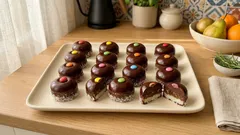 Sandokanovy oči: nepečené vánoční cukroví do formiček s kokosem, ořechy a lentilkou