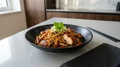 Čínské nudle s kuřecím z jedné pánve: rychlá večeře se zeleninou