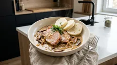 Vepřové plátky na hříbkách ve smetanové omáčce – klasika, která nezklame